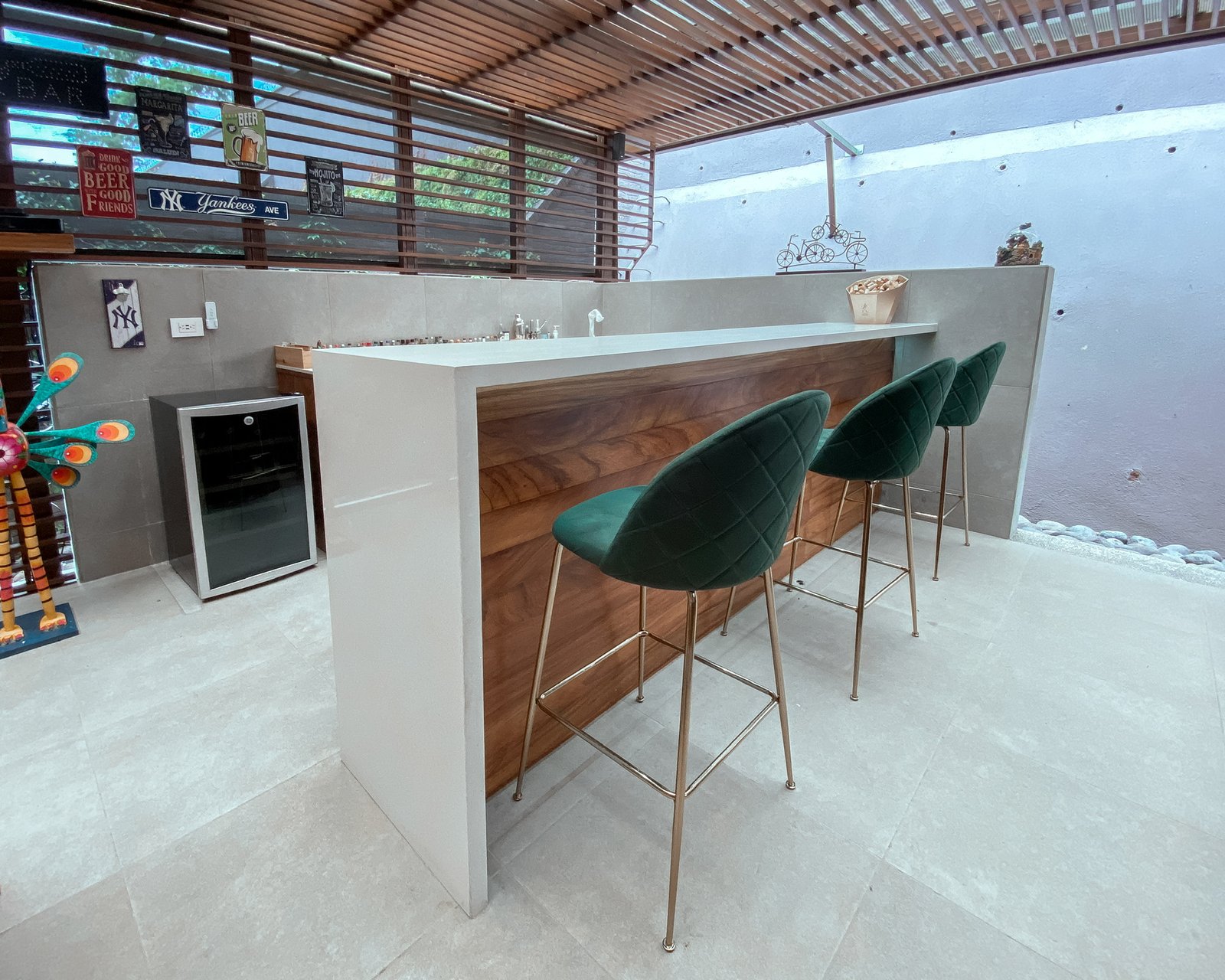 Living Room & Bar